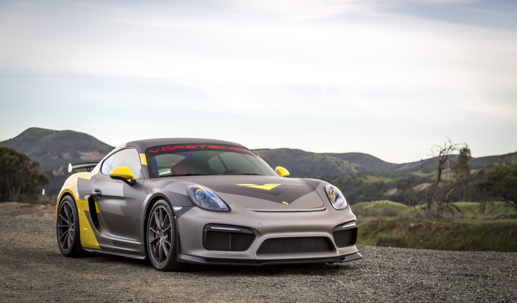 Серебристый спортивный автомобиль Porsche Cayman GT4 