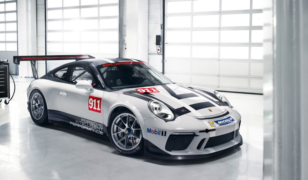 Спортивный автомобиль Porsche 911 GT3 в гараже