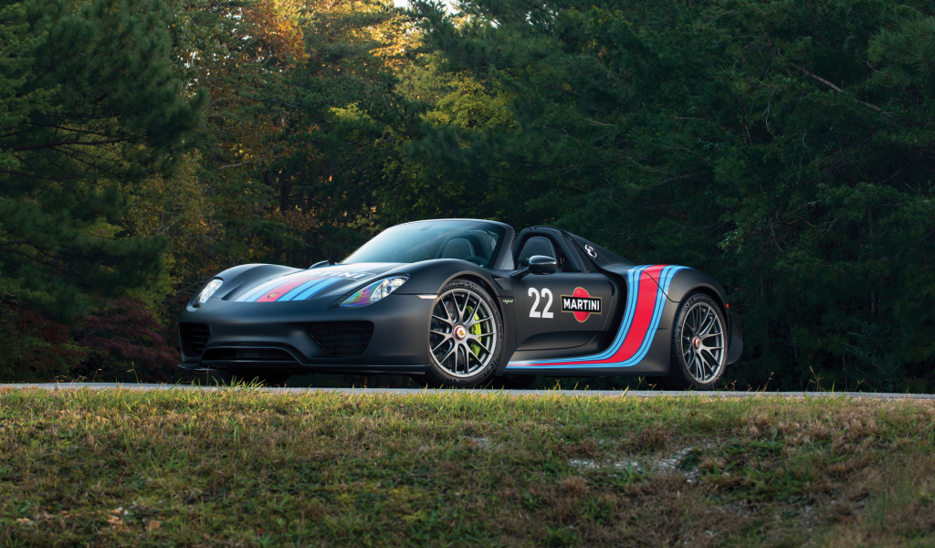 Спортивный автомобиль Porsche 918 Spyder Weissach Package с логотипом Martini Racing 