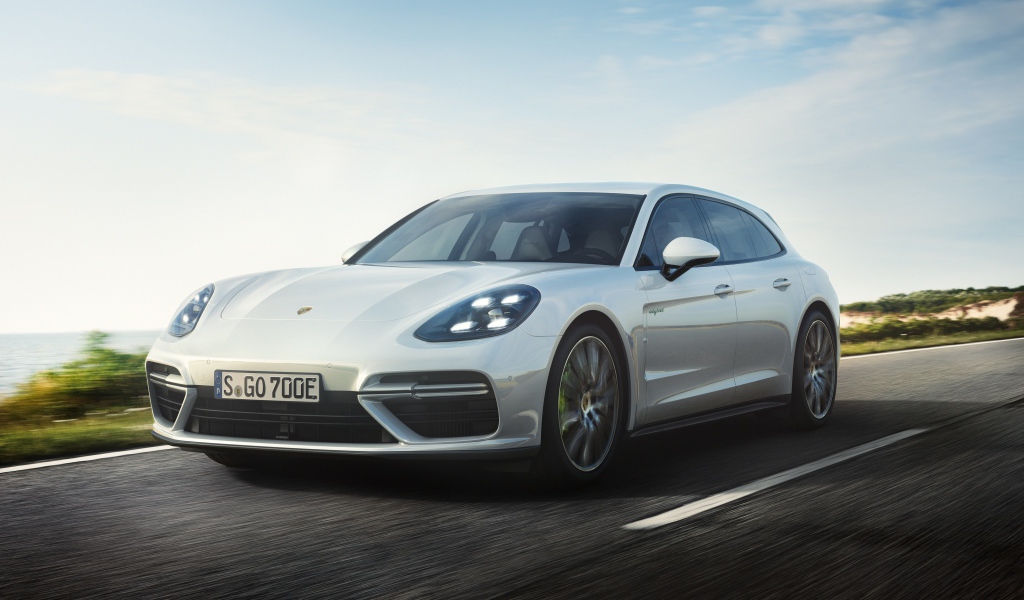 Белый внедорожник Porsche Panamera Turbo S E-Hybrid Sport Turismo, 2018 на трассе