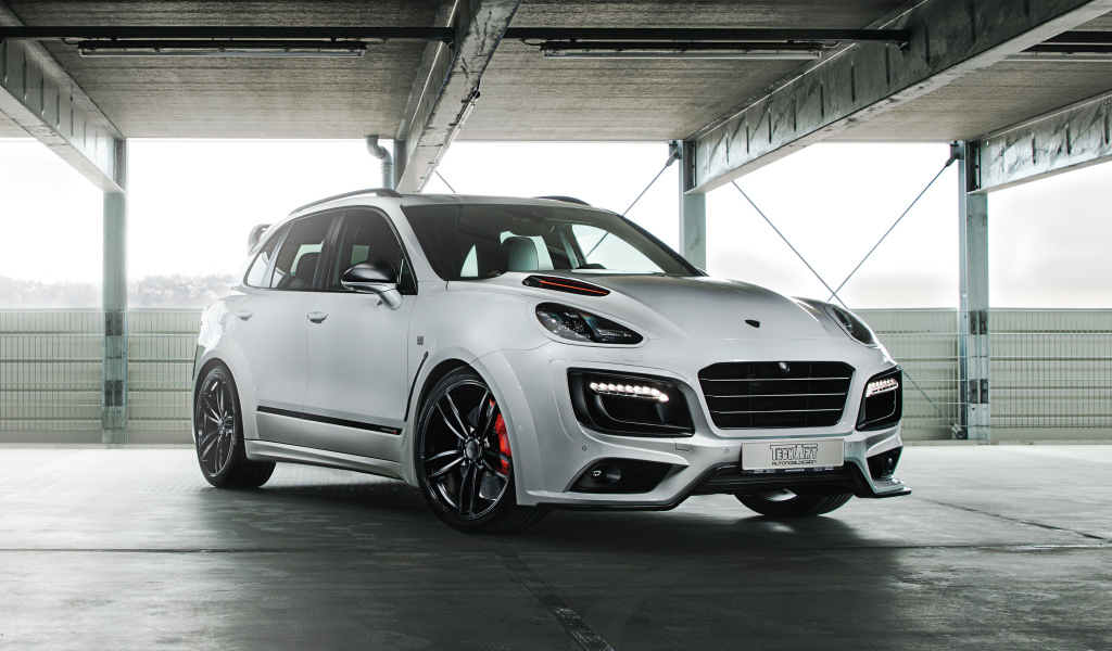 Белый автомобиль  Porsche Cayenne в гараже 