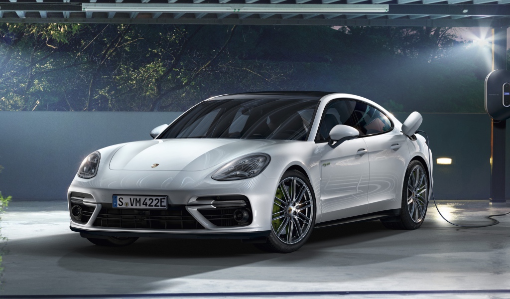 Белый новый автомобиль Porsche Panamera Turbo S E-Hybrid, 2018