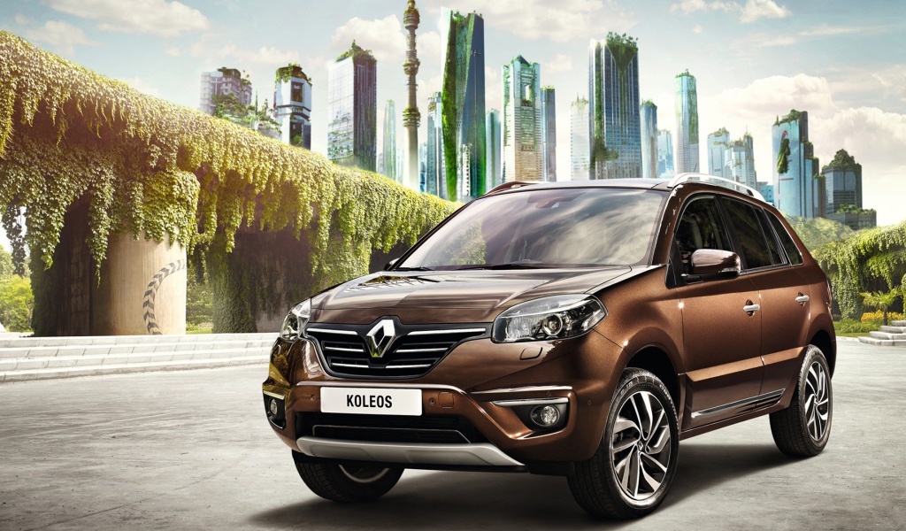Коричневый автомобиль Рено Колеос на фоне города 