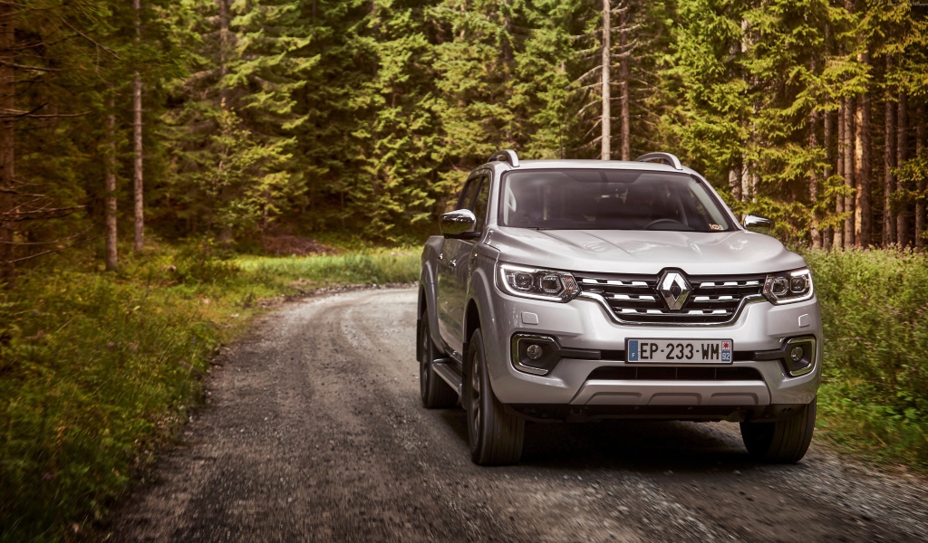 Серебристый пикап Renault Alaskan, 2017 в лесу