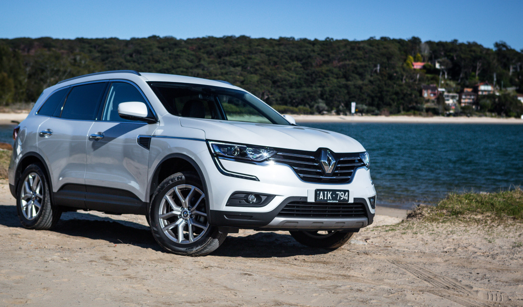 Белый автомобиль Renault Koleos у водоема