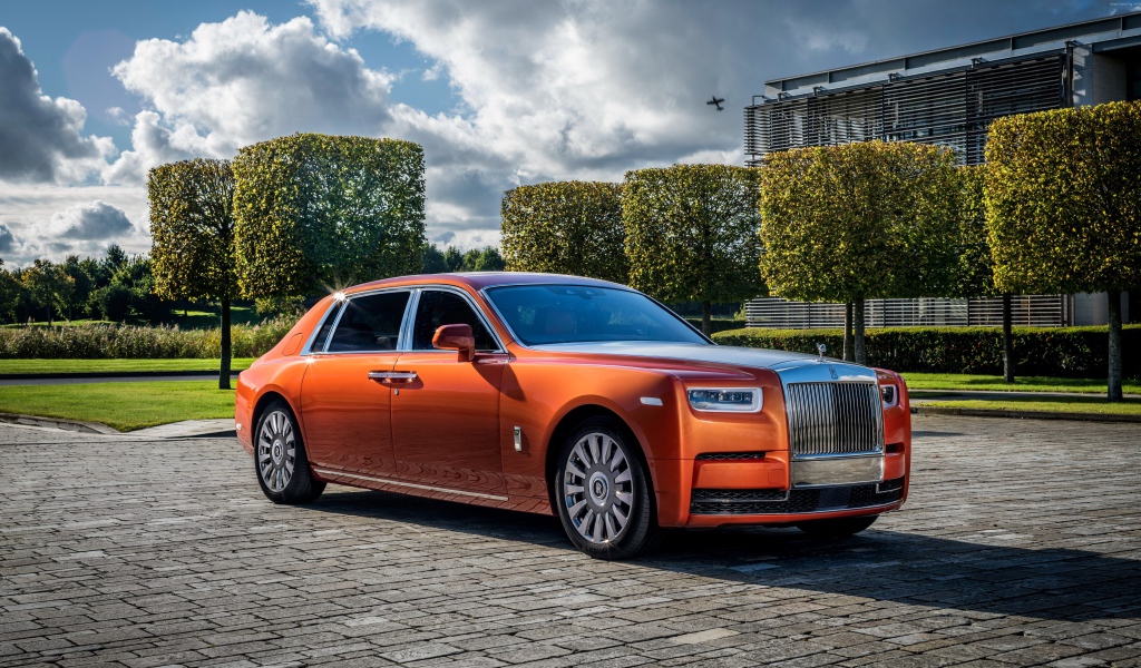 Оранжевый серийный автомобиль Rolls Royce Phantom EWB