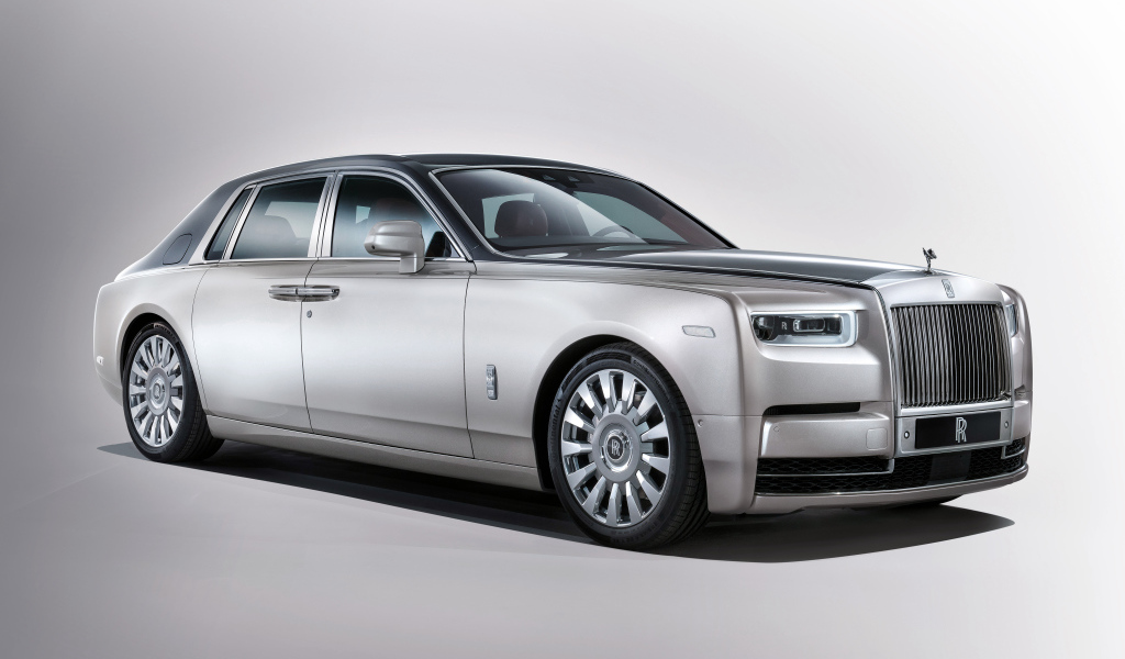 Серебристый автомобиль  Rolls Royce Phantom, 2017
