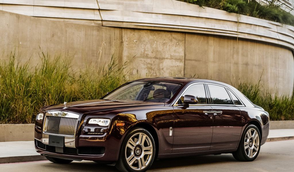 Стильный черный автомобиль Rolls Royce Ghost