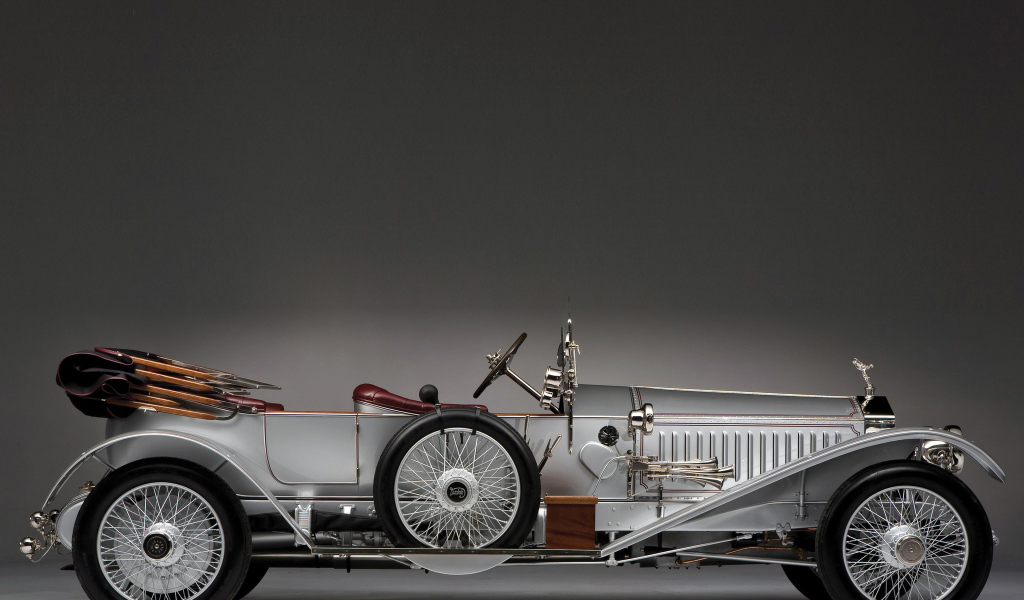 Стильный серебристый ретро автомобиль Rolls Royce, 1915 года