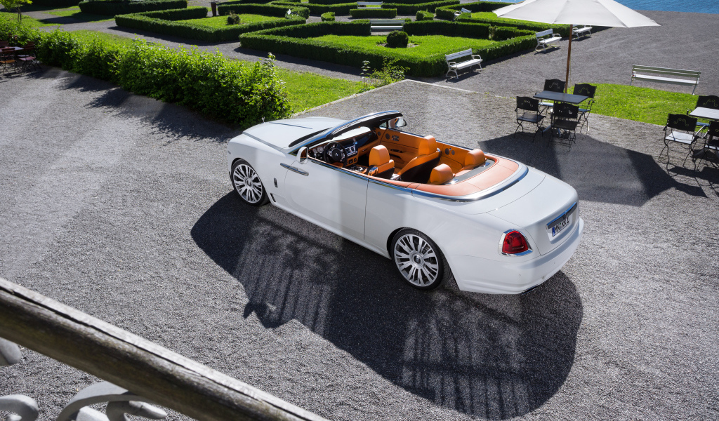 Белый автомобиль Rolls-Royce Dawn вид сверху