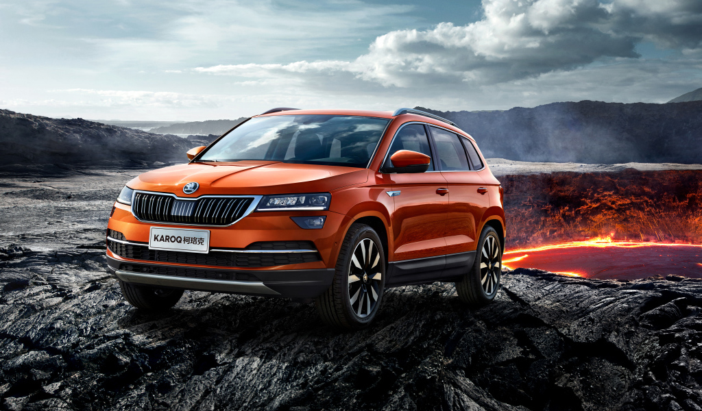 Оранжевый внедорожник Skoda Karoq, 2017 у вулкана