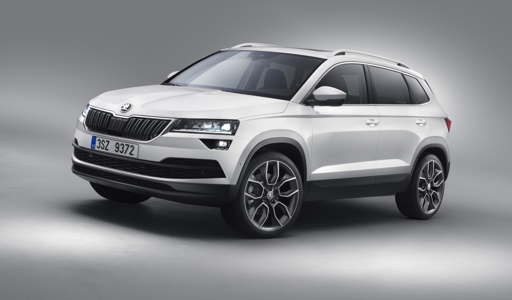 Белый внедорожник Škoda Karoq на сером фоне