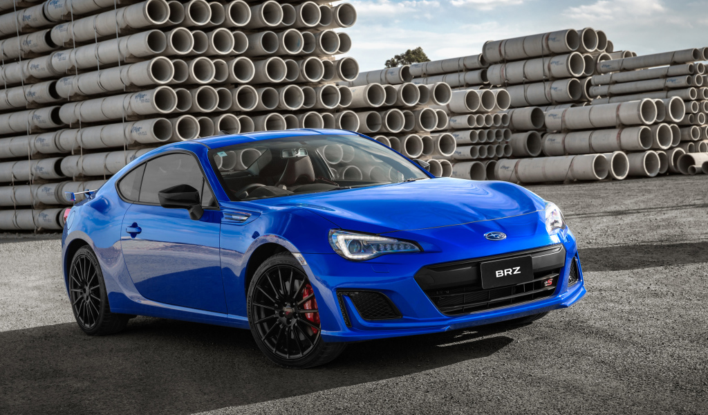 Синий автомобиль Subaru BRZ tS, 2018 на фоне труб