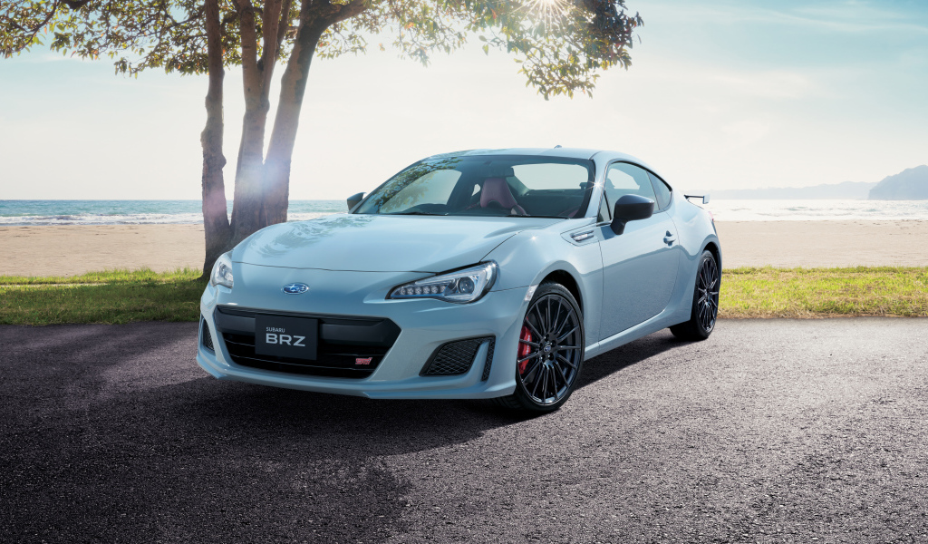 Новый белый автомобиль Subaru BRZ, 2018 на фоне океана