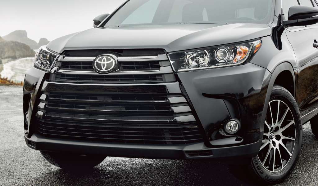 Черная Toyota Highlander 2017 года вид спереди 