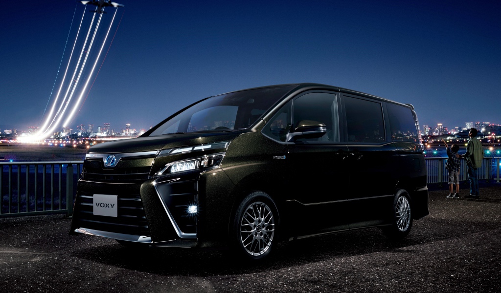 Черный автомобиль Toyota Voxy ZS Hybrid, 2017
