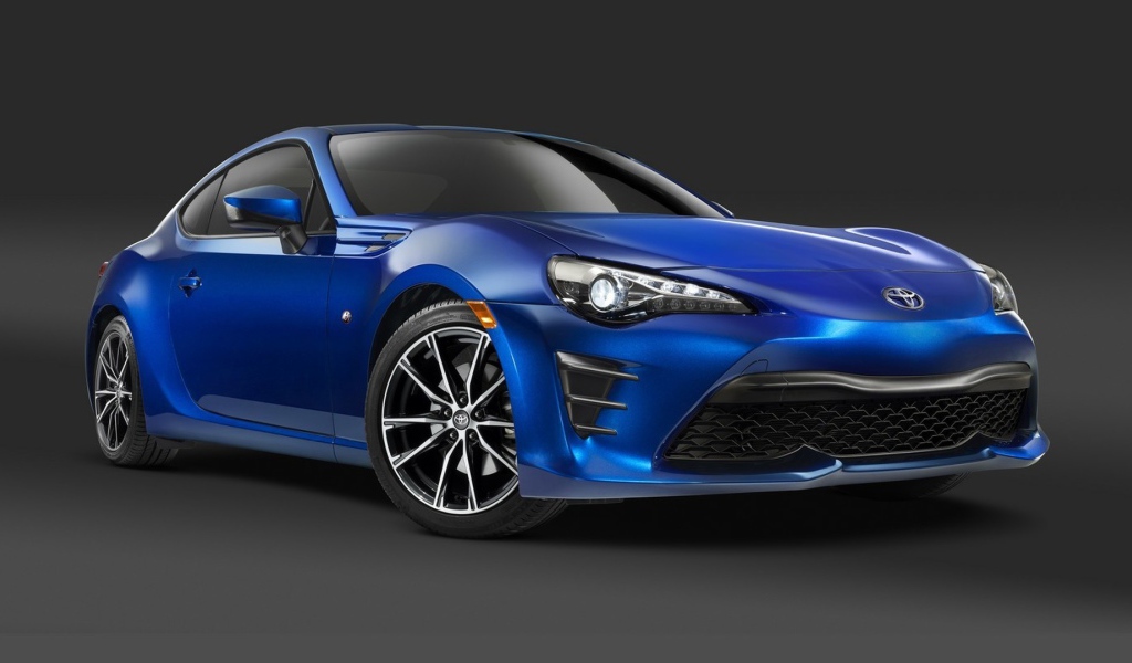 Синяя Toyota GT86 2017 года 