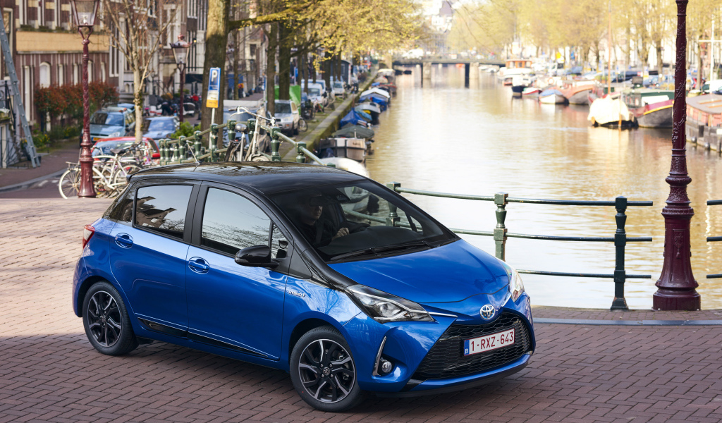 Голубой автомобиль Toyota Yaris Hybrid, 2017 