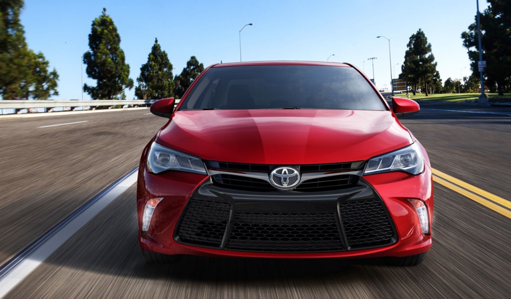 Красная Toyota Camry 2017 года в движении 
