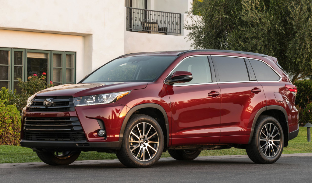 Красная Toyota Highlander 2017 года 