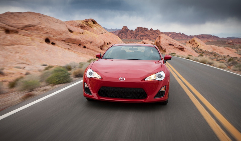 Красный автомобиль Toyota GT86 на трассе 