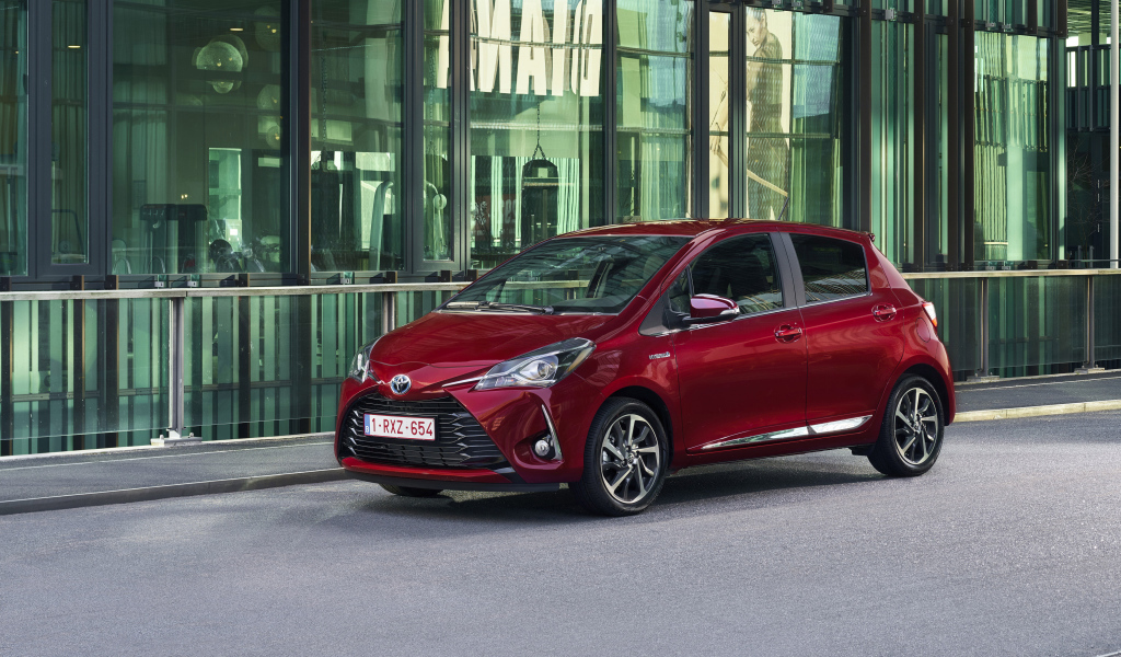 Красный автомобиль Toyota Yaris Hybrid, 2017 