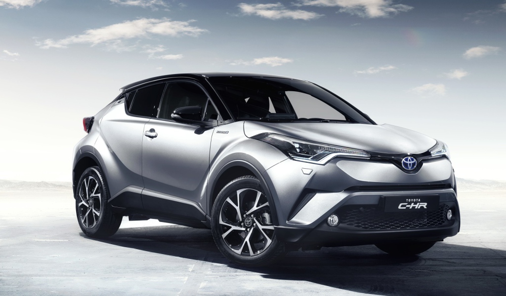 Серебристый кроссовера Toyota C-HR 2017 года 