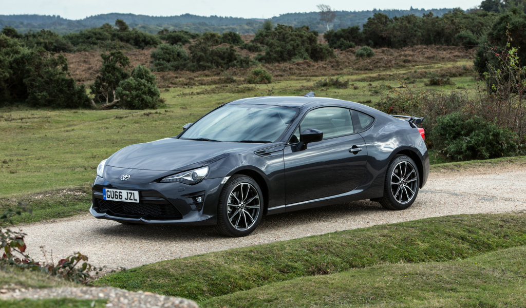 Стильный черный автомобиль Toyota 86