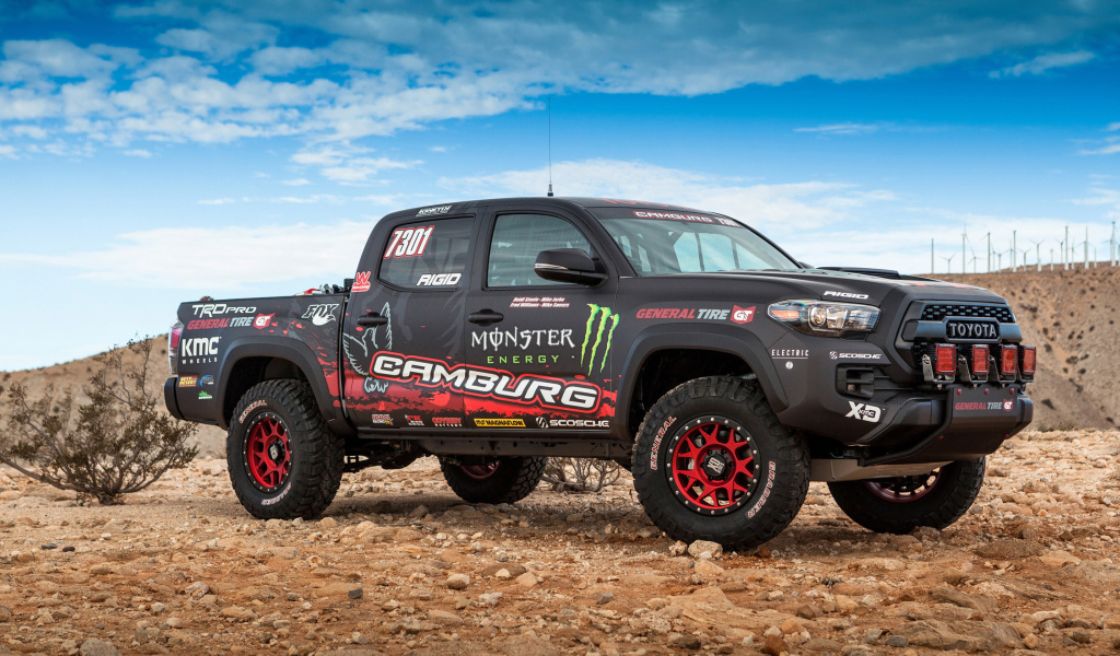 Автомобиль пикап Toyota Tacoma на фоне голубого неба