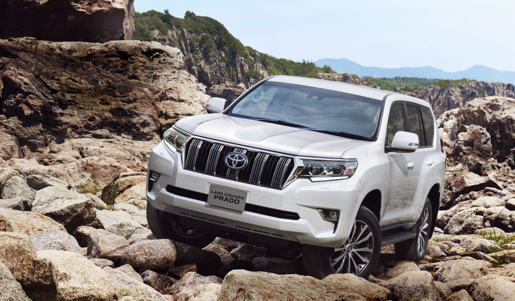 Белый автомобиль внедорожник Toyota Land Cruiser Prado, 2017