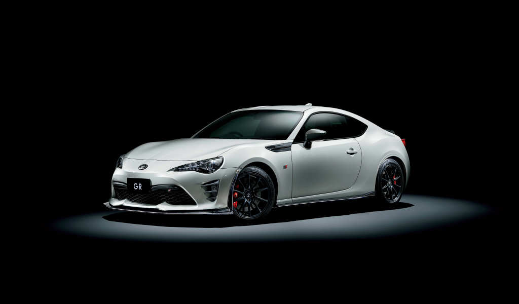 Белый спортивный автомобиль Toyota 86 GR на черном фоне