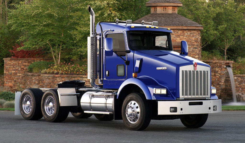 Большой синий грузовик  Kenworth