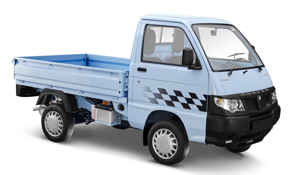 Голубой грузовик Piaggio Porter 700 на белом фоне