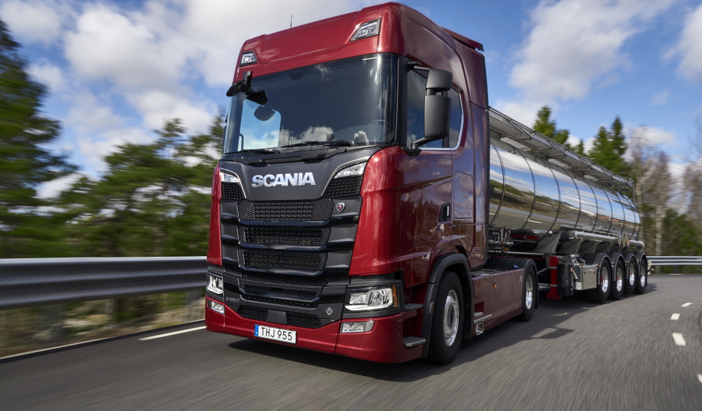 Красный грузовой автомобиль Scania S 650 на трассе