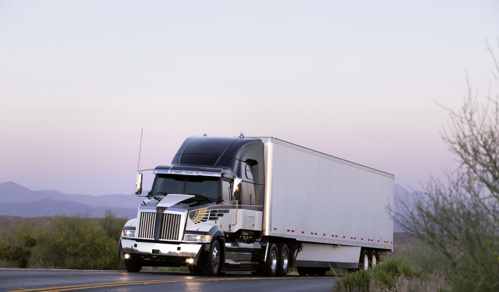 Грузовик Western Star 5700XE на трассе