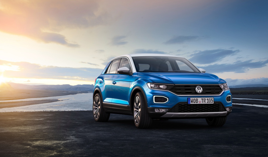 Синий внедорожник Volkswagen T Roc, 2017 на фоне неба