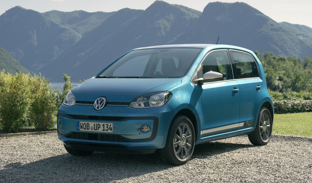 Синий Volkswagen Up 2017 года на фоне гор 