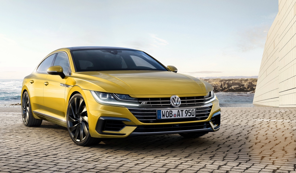 Золотистый автомобиль  Volkswagen Arteon R-Line 