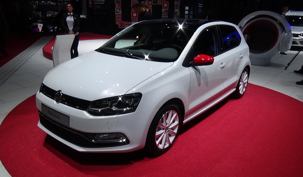 Презентация белого Volkswagen Polo 2017 года 