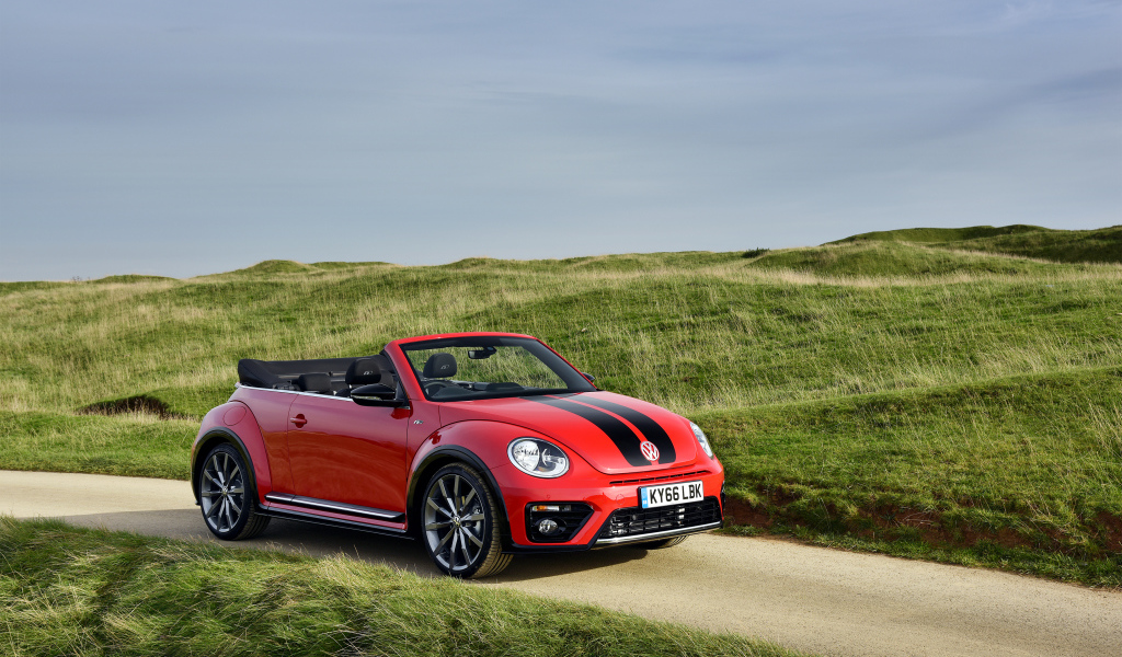 Красный маленький автомобиль Volkswagen Beetle 