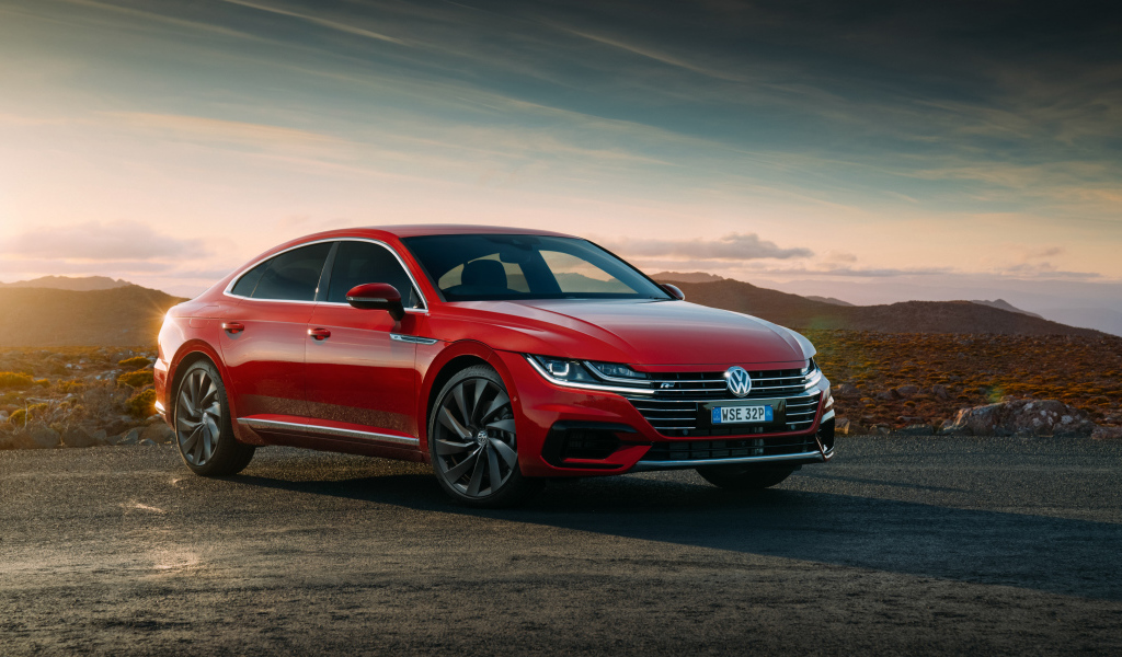 Красный стильный автомобиль Volkswagen Arteon 4MOTION R-Line, 2017