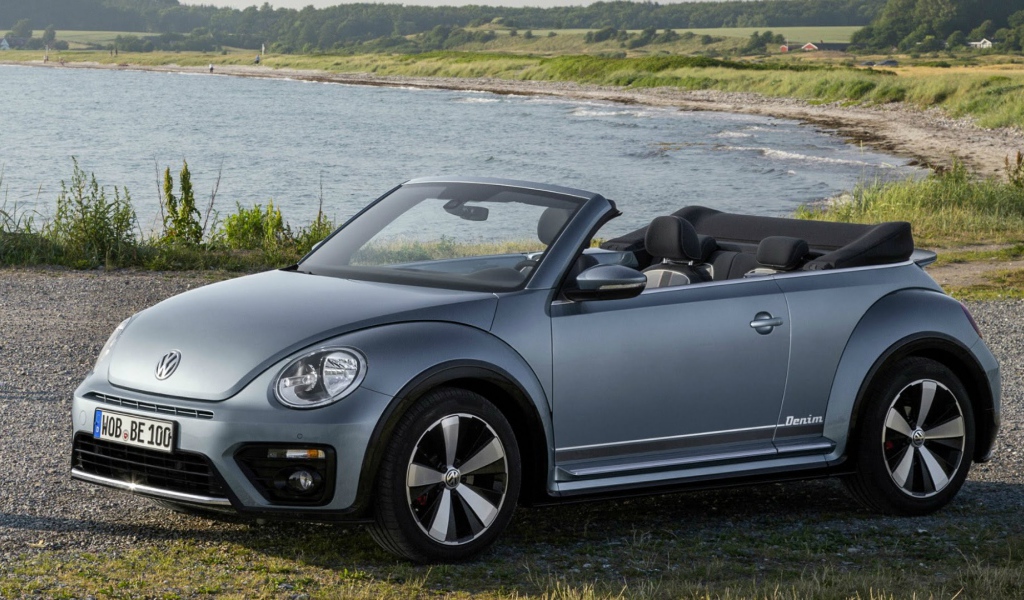 Серебристый Volkswagen Beetle Cabriolet  2017 года 