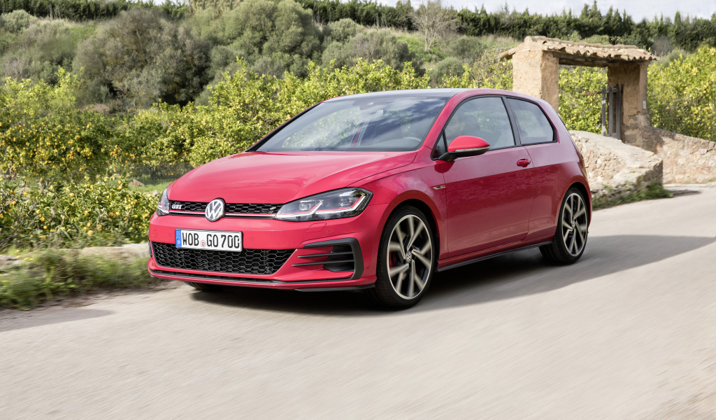 Стильный красный автомобиль Volkswagen Golf GTI 3-door Worldwide (Typ 5G), 2017