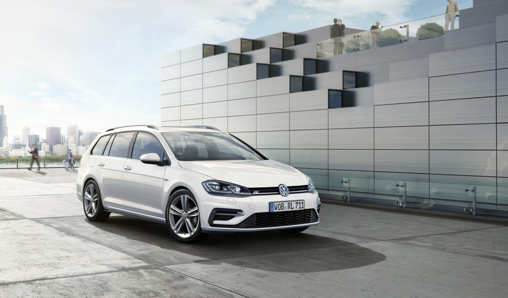 Белый Volkswagen  Golf  R-Line 2017 года 