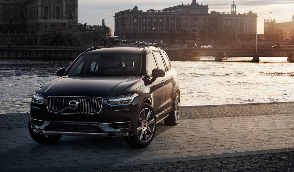 Черный кроссовер Volvo XC90 у реки
