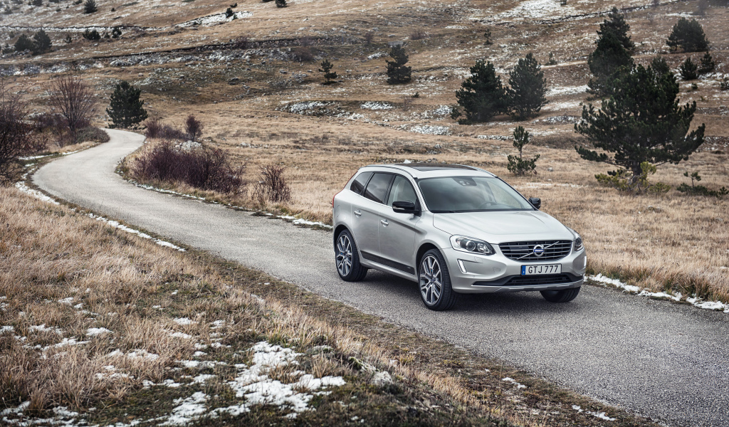 Серебристый внедорожник Volvo XC60 на трассе
