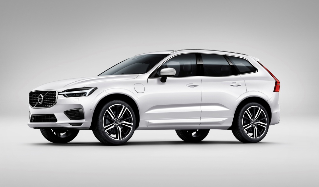 Серебристый  автомобиль Volvo XC60 T8 R Design, 2017 