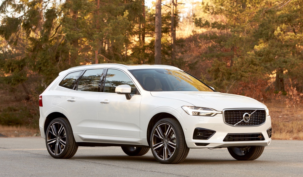 Белый внедорожник Volvo XC60 на дороге