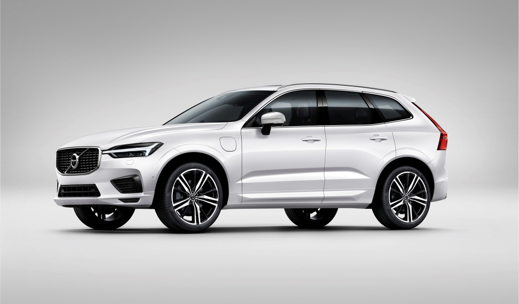 Белый автомобиль Volvo XC90 T8 R-Design, 2017 