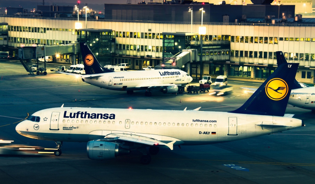 Airbus A-319  авиакомпании Lufthansa в вечернем аэропорту 